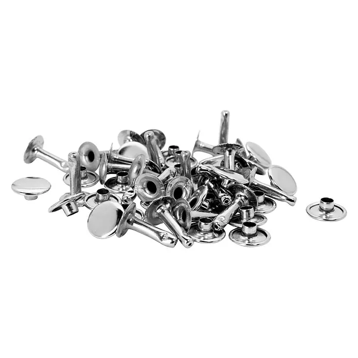 Rapid Hohlniete - 9 x 3 x 13 mm, 25 Stk. - Nahaufnahme einer Anhäufung von glänzenden silbernen Hohlnieten, die für Stoffarbeiten und Lederhandwerk verwendet werden.