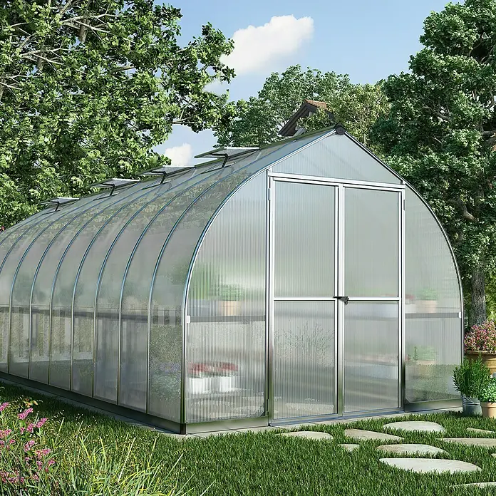 Palram – Canopia Gewächshaus Bella - Außenmaß inkl. Dachüberstand (B x T): 244 x 489 cm, 6 mm, Silber - Nahaufnahme eines Gewächshauses im Garten, das mit Pflanzen und Blumen gefüllt ist, mit einem klaren Design.