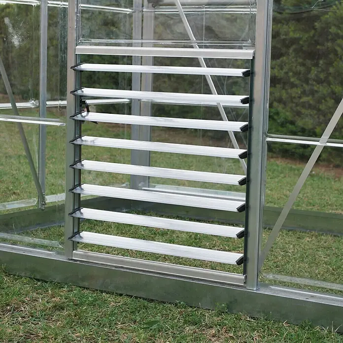 Palram – Canopia Gewächshaus-Seitenfenster - Passend für: Palram Gewächshäuser, 62 x 62 cm - Nahaufnahme eines Gewächshausfensters mit verstellbaren Lamellen zur Belüftung, ideal für die Klimakontrolle.