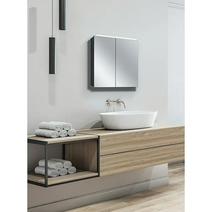 Camargue Spiegelschrank Aluminio Black - B x H: 60 x 60 cm, Schwarz - Ein modernes Badezimmerwaschbecken mit Unterschrank in Holzoptik, einem Aufsatzwaschbecken und einem Spiegelschrank. Elegante Beleuchtung sorgt für eine stilvolle Atmosphäre.