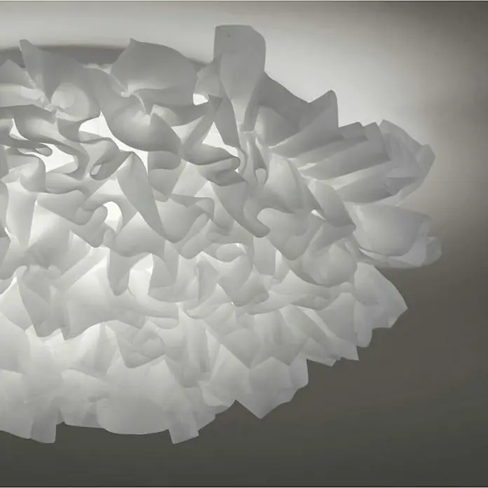 Just Light Plafón LED redondo Xenia - Ø x Al: 50 x 18 cm, Blanco - Primer plano de una lámpara de techo decorativa blanca con un diseño floral y divertido, que añade un toque elegante a cualquier habitación.