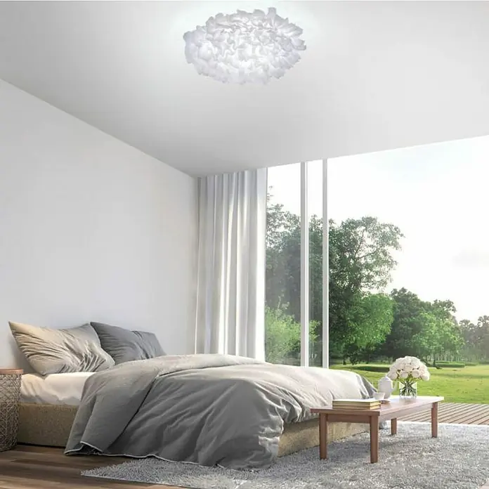 Just Light Plafón LED redondo Xenia - Ø x Al: 50 x 18 cm, Blanco - Un dormitorio elegante con una lámpara de techo blanca decorativa, que parece una nube delicada.