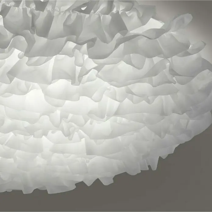 Just Light Plafón LED redondo Xenia - Ø x Al: 75 x 20 cm, Blanco - Primer plano de una lámpara colgante blanca con volantes juguetones, que difumina una luz suave y crea un ambiente de ensueño.