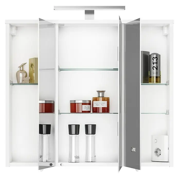 Camargue LED-Spiegelschrank Time - B x H: 72,2 x 68,2 cm, Holz, Weiß - Ein offener Badezimmerschrank mit Glasregalen, auf denen Kosmetika, Parfums und andere Badutensilien stehen. Die Innenseite des Spiegels zeigt eine Uhr.