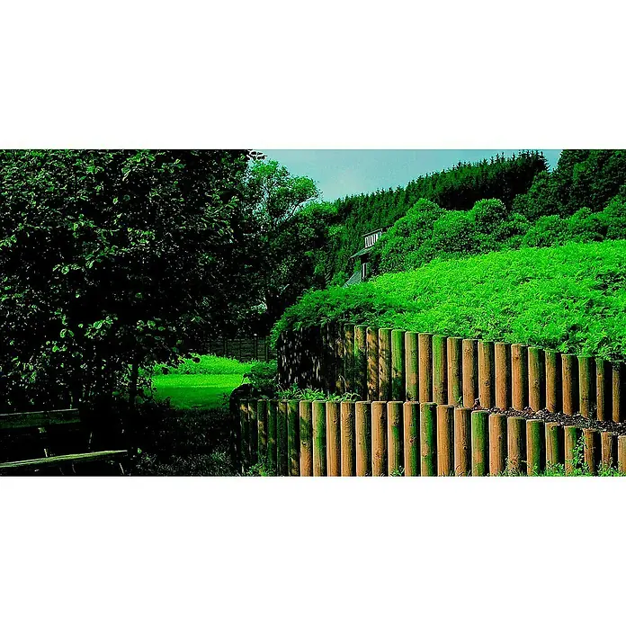 Joda Minipalisade - Ø x H: 80 mm x 50 cm, Kesseldruckimprägniert - Grüne Gartenszene mit einer dekorativen Holzwand, die das Gelände terrassiert und eine natürliche Ästhetik schafft.