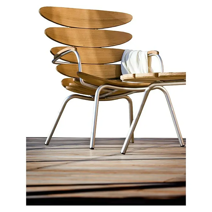 Bondex UV-Schutz-Öl Gartenholz UV-Öl - Farblos, 2,5 l, Matt - Elegantes Design: Ein Stuhl mit Holzlatten und Metallgestell, der auf einer Holzterrasse steht und mit einem weißen Tuch dekoriert ist.