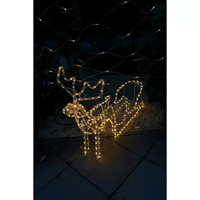 Tween Light LED-Lichtschlauch Rentier mit Schlitten - Anwendungsbereich: Außen, Warmweiß - Eine beleuchtete Rentiere und Schlitten Weihnachtsdekoration aus warmweißen Lichtern auf klarem Gestell, nachts im Freien.
