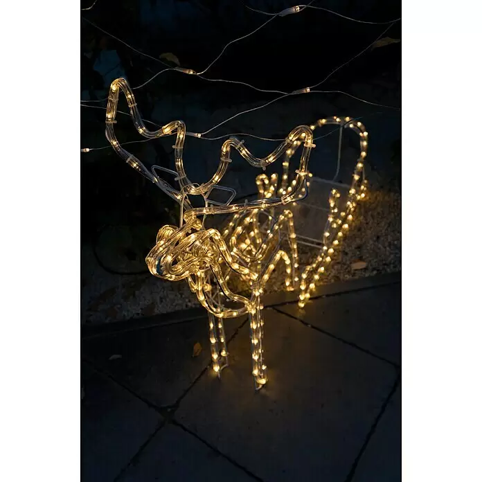 Tween Light LED-Lichtschlauch Rentier mit Schlitten - Anwendungsbereich: Außen, Warmweiß - Beleuchtete Rentier-Dekoration mit warmweißen LED-Lichtern, leuchtend im Freien bei Nacht.