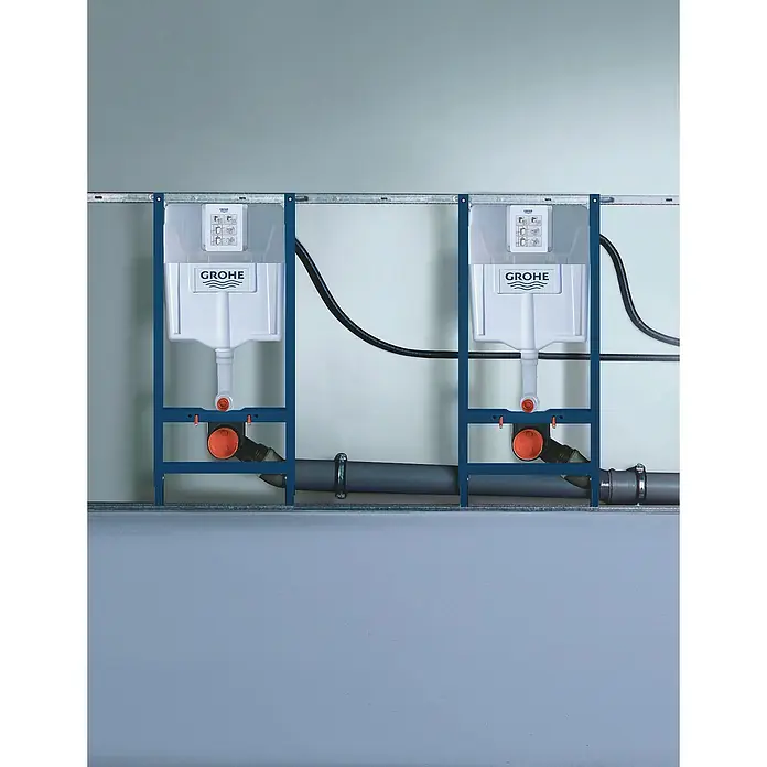 Grohe WC-Vorwandelement Solido - 2-Mengen-Spülung, 13 x 50 x 113,5 cm - Zwei Grohe Unterputzspülkästen sind in einer Wandkonstruktion montiert, bereit für die Installation.
