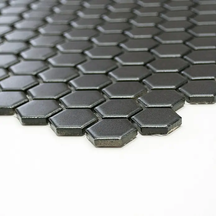 Mosaikfliese Hexagon Uni HX 065 - 26 x 30 cm, Schwarz, Matt - Nahaufnahme von stilvollen, mattschwarzen sechseckigen Mosaikfliesen, die sich ideal für moderne und elegante Innendesignprojekte eignen.