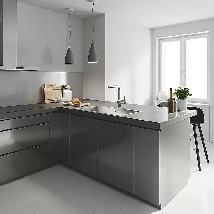 Grohe Spültischarmatur Minta Touch - Chrom, Glänzend - Moderne L-förmige dunkelgraue Küche mit integrierter Spüle und Edelstahl-Spritzschutz.