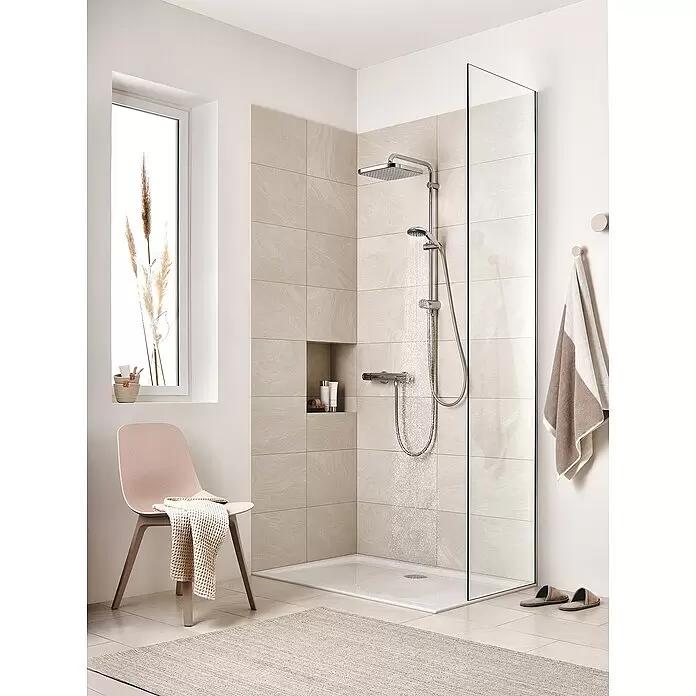 Grohe Vitalio Start Handbrause 100 - Anzahl Funktionen: 1 Stk., Durchmesser: 10 cm, Chrom - Moderne begehbare Dusche mit Chromsystem, Glaswand und hellen Fliesen in einem hellen Bad.