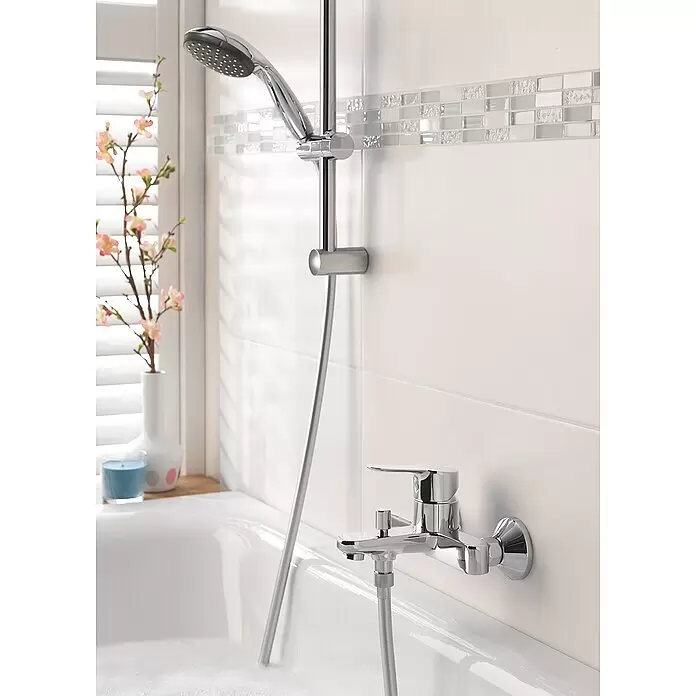 Grohe Vitalio Start Handbrause 100 - Anzahl Funktionen: 2 Stk., Durchmesser: 10 cm, Chrom - Chrom-Duschkopf an einer Stange und Badewannenhahn, über einer weißen Badewanne mit Schaum montiert.