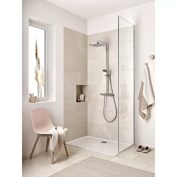 Grohe Vitalio Start Handbrause 100 - Anzahl Funktionen: 2 Stk., Durchmesser: 10 cm, Chrom - Moderner Duschbereich mit quadratischer Regendusche, Handbrause und Thermostatmischer in einem hell gefliesten Badezimmer.