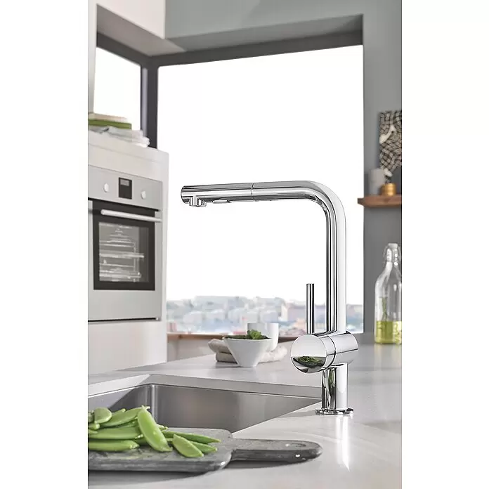 Grohe Spültischarmatur Minta - L-Auslauf, Chrom, Glänzend, Anzahl Strahlarten: 2 Stk. - Moderner Chrom-Küchenarmatur mit Ausziehbrause, in einer modernen Küche installiert.