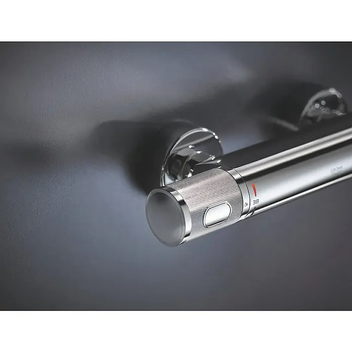Grohe Precision Feel Brausethermostat - Chrom - Nahaufnahme einer Grohe Thermostatarmatur mit Temperaturanzeige, die modernes Design und Funktionalität vereint.