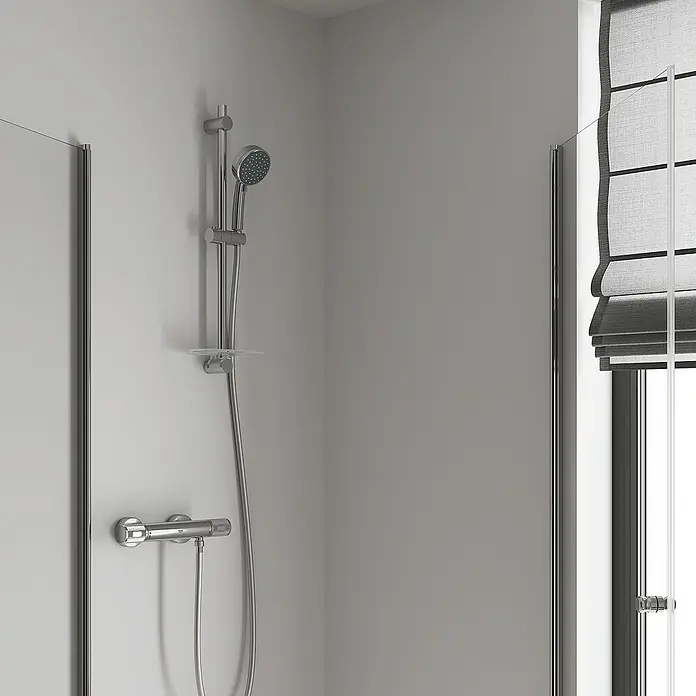 Grohe Precision Feel Brausethermostat - Chrom - Modernes Badezimmer mit Duschsystem aus Chrom und einer grauen Fensterabdeckung für ein elegantes Ambiente.