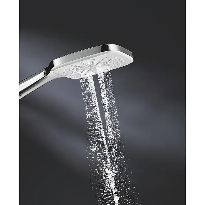 Grohe Handbrause Vitalio SmartActive 130 Cube - Anzahl Funktionen: 3 Stk., Chrom, Quadratisch - Nahaufnahme eines quadratischen Duschkopfs aus Chrom, der Wasserstrahlen erzeugt, ideal für eine moderne Badezimmerausstattung.
