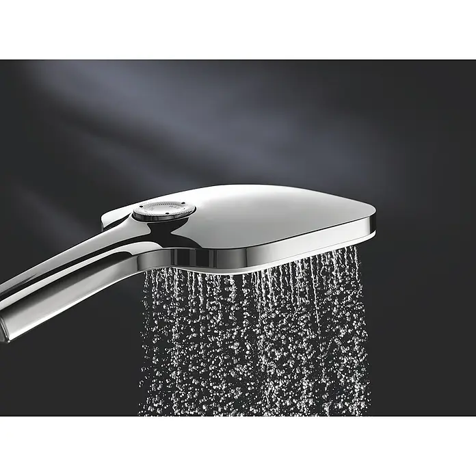 Grohe Handbrause Vitalio SmartActive 130 Cube - Anzahl Funktionen: 3 Stk., Chrom, Quadratisch - Nahaufnahme eines modernen Duschkopfs aus Chrom, der Wasserstrahlen sprüht, vor einem dunklen Hintergrund.