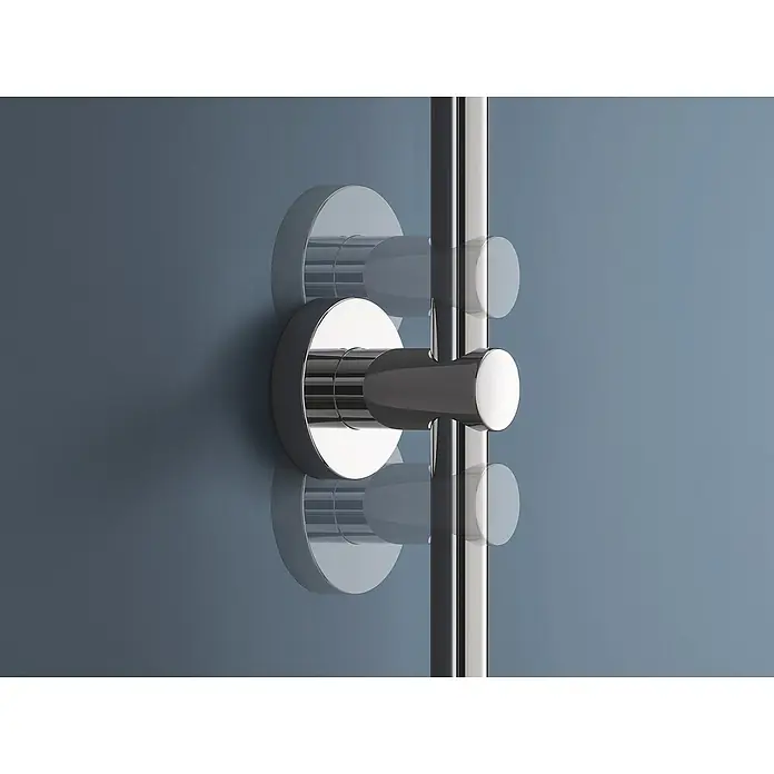 Grohe Vitalio Joy Duschsystem 260 - Mit Thermostatarmatur, Lochabstand: 100,5 cm, Anzahl Strahlarten: 3 Stk., Chrom - Nahaufnahme eines glänzenden, verchromten Handtuchhalters an einer blaugrauen Wand, der ein modernes und stilvolles Badezimmeraccessoire zeigt.