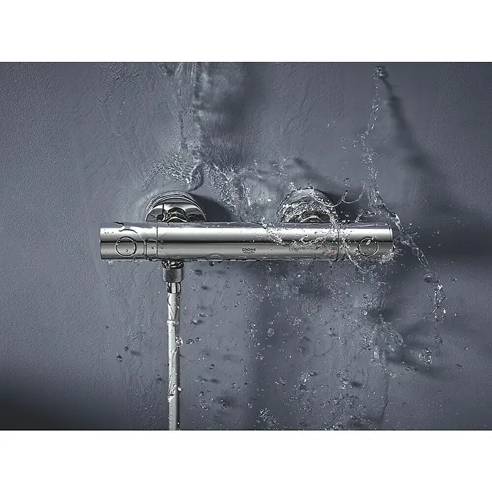 Grohe Precision Get Brausethermostat - Chrom, Glänzend - Nahaufnahme einer glänzenden Grohe Duscharmatur mit spritzendem Wasser, die modernes Design und Funktionalität vereint.