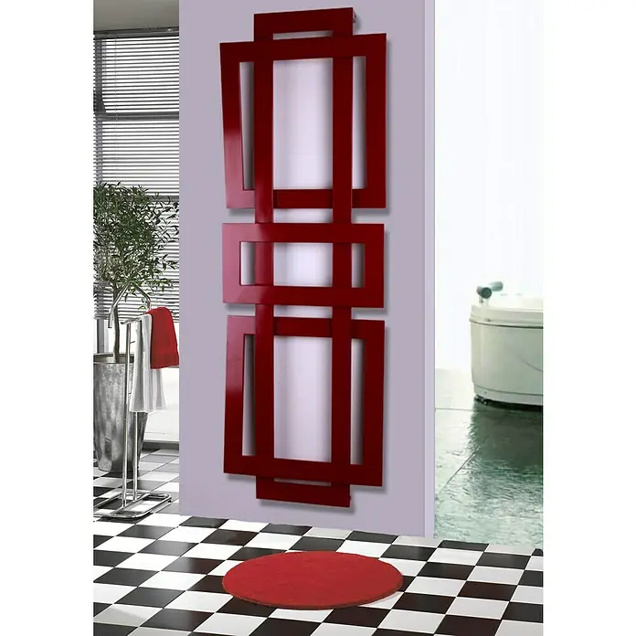 Szagato Designheizkörper Art II - B x H: 600 x 1.800 mm, Wärmeleistung bei Vorlauftemperatur von 75 °C (D: 50): 1.019 W, Rot - Blick auf einen modernen, roten Heizkörper mit geometrischem Design und passendem, runden Teppich in einem stilvollen Badezimmer.