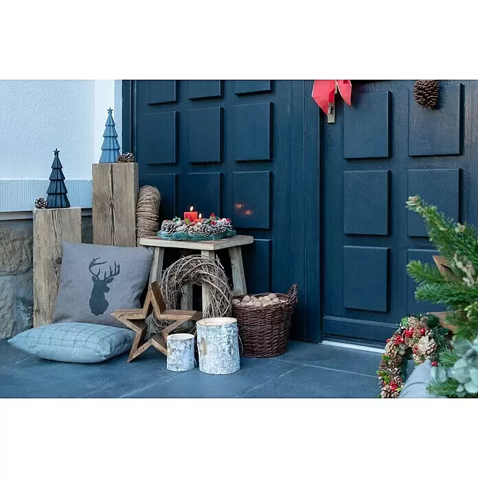 Kissen Evry - Grau, 43 x 43 cm - Weihnachtsveranda-Dekor mit rustikalen Holzelementen, festlichen Kränzen und beleuchteten Kerzen.