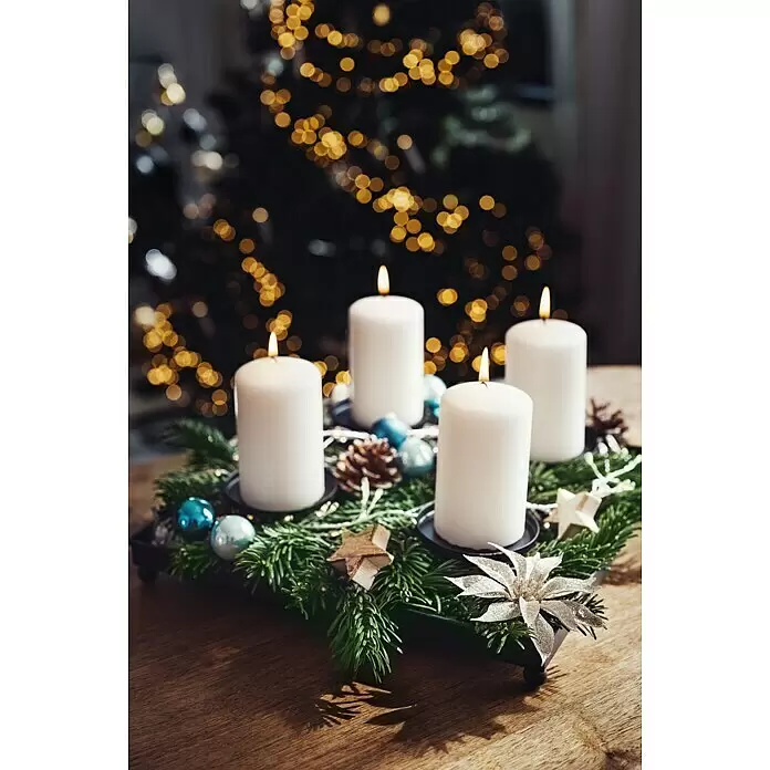 Adventskranz Teelicht - Schwarz, Metall - Adventskranz mit vier brennenden weißen Kerzen, Tannenzweigen und festlichem blauen/silbernen Schmuck auf Holztisch.
