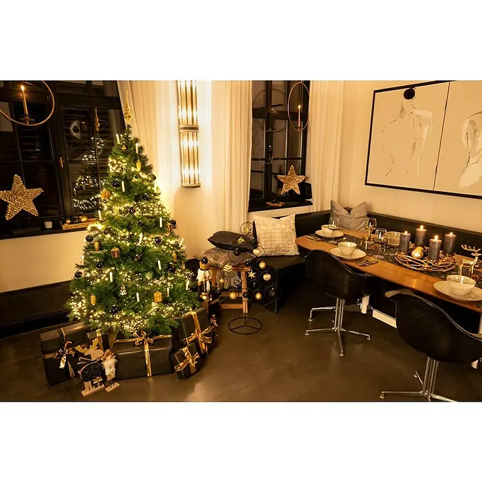 Velas de Navidad LED - 110 mm, Marfil, Color de luz: Blanco cálido, Número de bombillas: 20 ud., IP20 - Mesa de comedor festiva con árbol de Navidad y regalos negros, adornada con detalles dorados para un ambiente elegante.