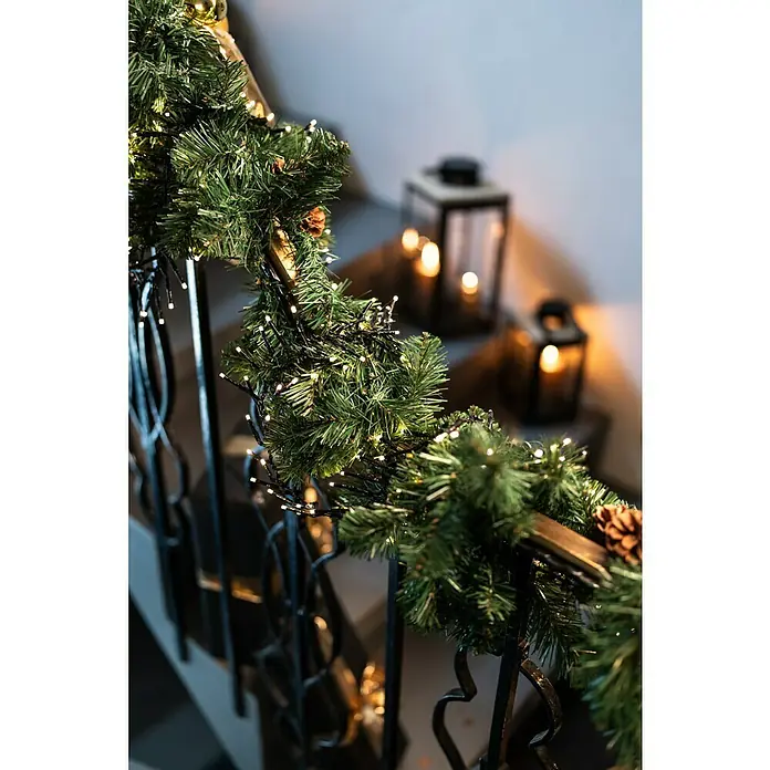 Tween Light Cadena de luces LED - Para exterior, Largo: 8,15 m, 768 ud., Funcionamiento en red, Color de luz: Blanco cálido - Decoración navideña de escalera con guirnalda de abeto y luces cálidas que crean un ambiente festivo.