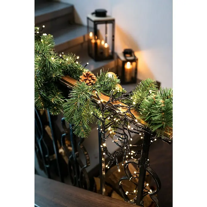 Tween Light Cadena de luces LED - Para exterior, Largo: 8,15 m, 768 ud., Funcionamiento en red, Color de luz: Blanco cálido - Decoración festiva de escalera con vegetación de abeto, luces y faroles para un ambiente navideño acogedor en la casa.