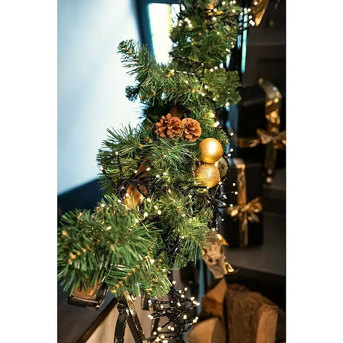 Weihnachtsgirlande Norton - Ø x L: 20 cm x 5 m, Kunststoff - Weihnachtliche Treppendekoration mit Tannengrün, goldenen Kugeln und Lichtern, die eine festliche Atmosphäre schaffen.