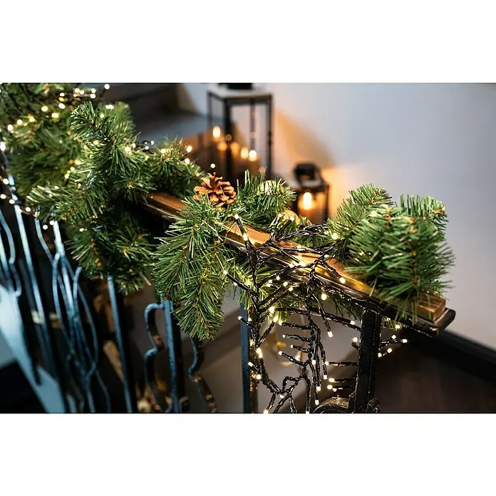 Weihnachtsgirlande Norton - Ø x L: 20 cm x 5 m, Kunststoff - Geschmücktes Treppengeländer mit Tannengrün, Lichtern und Zapfen. Eine festliche Dekoration, die für eine weihnachtliche Atmosphäre sorgt.