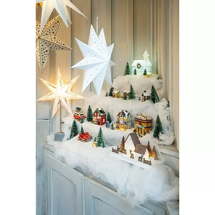 Markslöjd LED-Schneelaterne Kapelle - Innen, Transparent, 14 x 17 x 23 cm, Batteriebetrieben - Beleuchtete Weihnachtsdorf-Kulisse mit Miniaturhäusern, Bäumen, Autos und Schnee, ergänzt durch dekorative Sternenlichter.