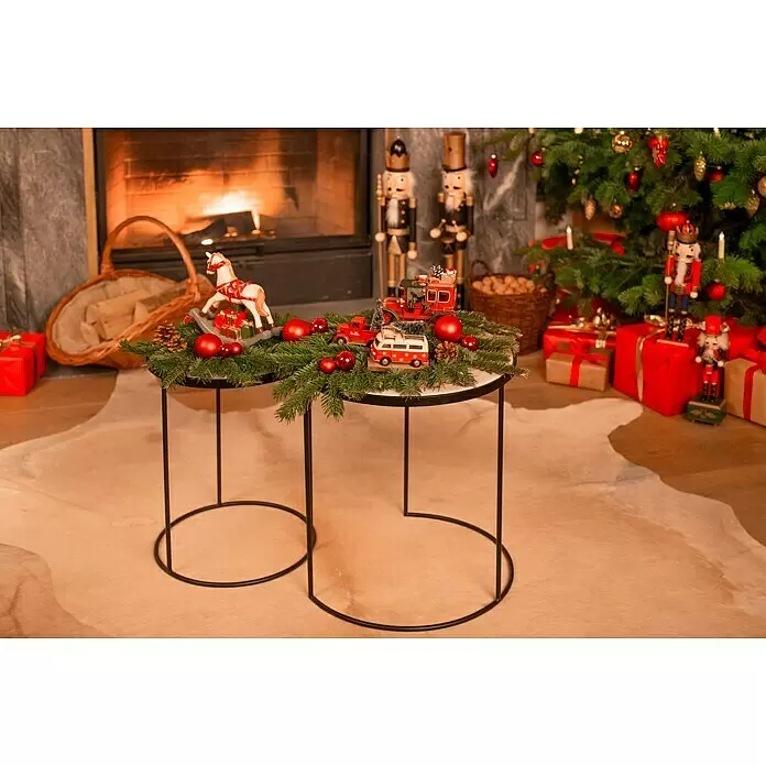 Dekofigur Weihnachtsmetallauto Oldtimer - L x B x H: 9 x 12 x 6 cm, Kunststoff - Weihnachtliche Tischdeko auf einem schwarzen zweistufigen Beistelltisch mit Tannenzweigen, roten Kugeln und festlichen Spielzeugen in einem Weihnachtszimmer.