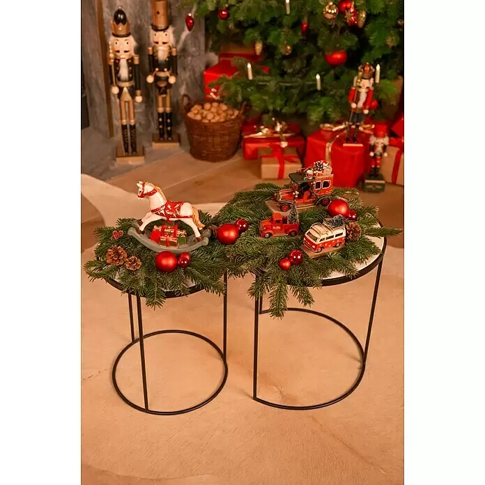 Dekofigur Weihnachtsmetallauto Oldtimer - L x B x H: 9 x 12 x 6 cm, Kunststoff - Runder Beistelltisch aus schwarzem Metall mit weißer Platte, festlich mit grünen Tannenzweigen, roten Kugeln, Schaukelpferd und Spielzeugfahrzeugen dekoriert für Weihnachten.