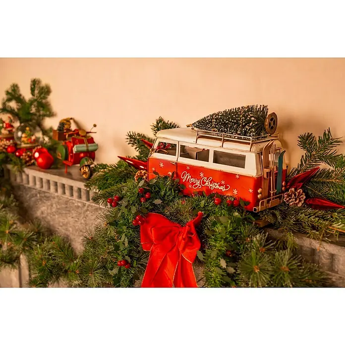 Dekofigur Weihnachtsbus - L x B x H: 39 x 18 x 27 cm, Metall, X-Mas - Festliche Kaminszene mit Weihnachtsdekoration, darunter ein roter VW-Bus mit Weihnachtsbaum und eine rote Schleife, die eine fröhliche Weihnachtsstimmung verbreiten.