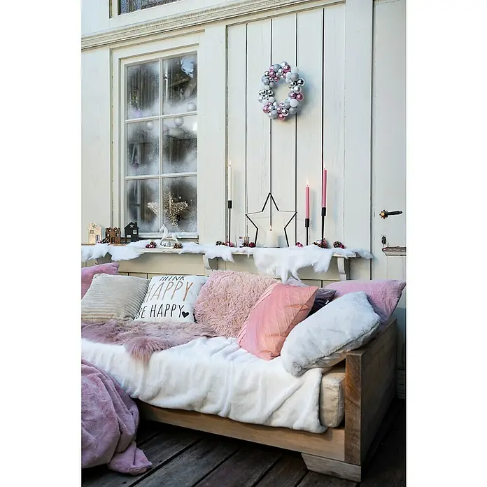 Kerzenhalter Fio - 1 Stk., Schwarz, 32 cm, Metall - Dekoratives Wintersofa mit Kissen, Decken und Weihnachtsschmuck sorgt für gemütliche Festtagsstimmung im Innenbereich.