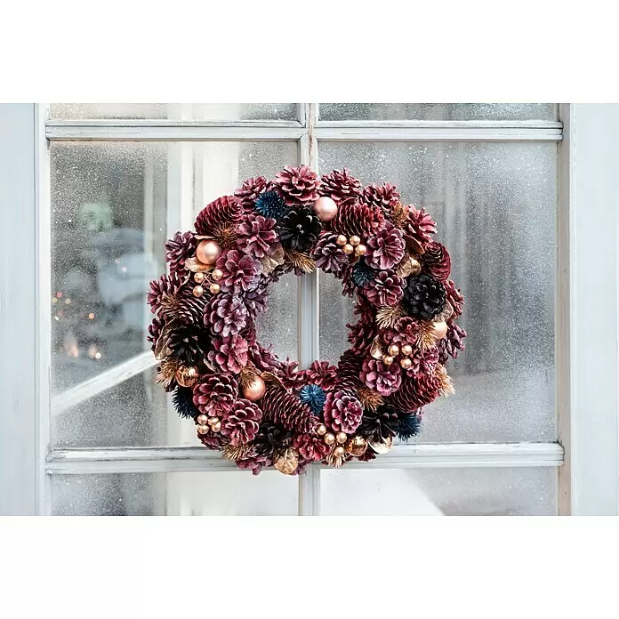 Dekokranz mit Tannenzapfen - Durchmesser: 40 cm, Beere, Gold - Ein festlicher Kranz aus rötlichen Tannenzapfen, goldenen Ornamenten und blauen Akzenten, der an einem gefrosteten Fenster hängt.