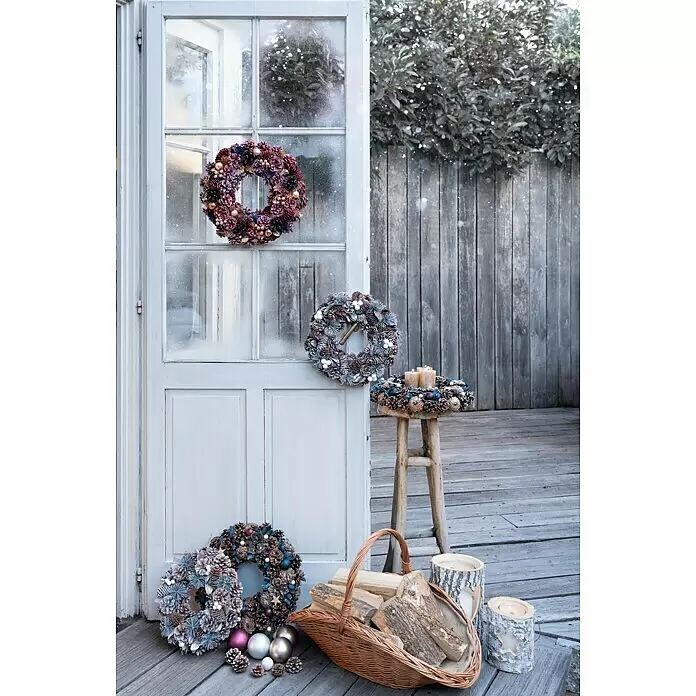 Dekokranz mit Tannenzapfen - Durchmesser: 40 cm, Beere, Gold - Winterdeko mit festlichen Tannenzapfenkränzen, einem Weidenkorb mit Brennholz und Kerzenhaltern aus Baumstämmen.