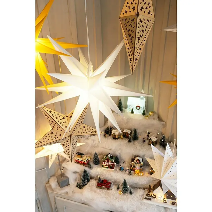 Markslöjd LED-Stern Gisel - 45 cm, Silber, Weiß, IP20, Netzbetrieben - Festliche Weihnachtsszene mit leuchtenden Sternen und Miniaturdorf, die eine warme, weihnachtliche Atmosphäre verbreiten.