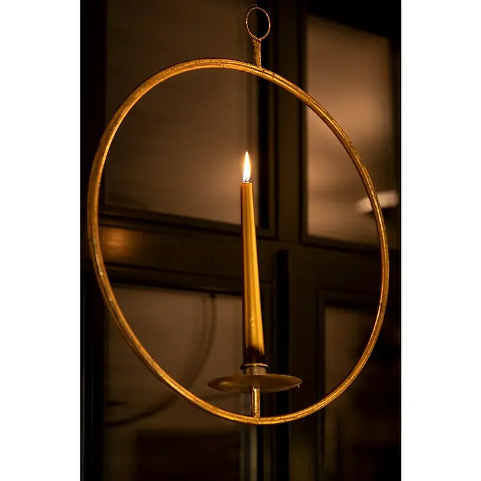 Stabkerzen-Set - 4 Stk., Ø x H: 2,2 x 25 cm, Gold - Stimmungsvolles Bild einer hängenden goldenen Kerzenhalterung mit einer brennenden Kerze, die eine warme und elegante Atmosphäre erzeugt.