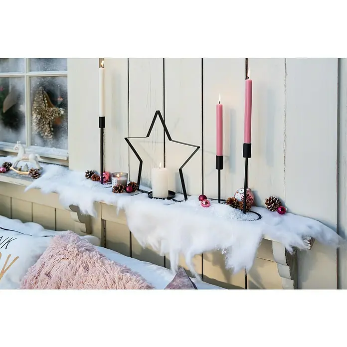 Kerzenhalter Fio - 1 Stk., Schwarz, 32 cm, Metall - Festliche Dekoration mit Kerzenständern, einer Sternform und Tannenzapfen auf einer schneebedeckten Ablage, die eine warme, weihnachtliche Atmosphäre schafft.