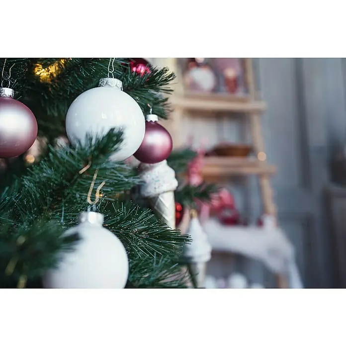Weihnachtskugeln - Just White, Glas, Durchmesser: 8 cm, 12 Stk. - Nahaufnahme von Weihnachtsschmuck in Rosa und Weiß an einem Weihnachtsbaum.