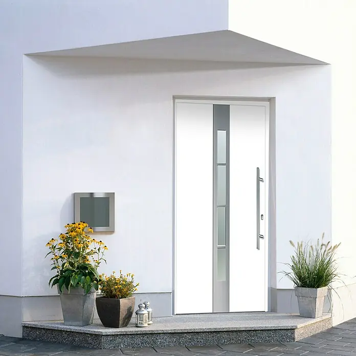 Solid Elements Haustür KA-200 - 110 x 210 cm, DIN Anschlag: Rechts - Ein modernes, weißes Haustür-Design mit Glaseinsätzen und Edelstahlgriff, umgeben von Pflanzen in Töpfen.