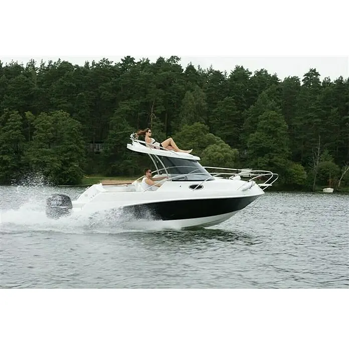 PEGAZUS GFK-Boot Escapade 600 Base SunTop - Max. 6 Personen, Nutzlast: 660 kg, CE-Klasse C - Luxusmotorboot mit zwei Personen auf dem See, das elegantes Design und schnelle Fahrt kombiniert.