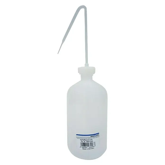 Spritzflasche - 0,5 l - Eine weiße Spritzflasche mit gebogener Düse, typisch für Laboranwendungen, ideal zum präzisen Dosieren von Flüssigkeiten.