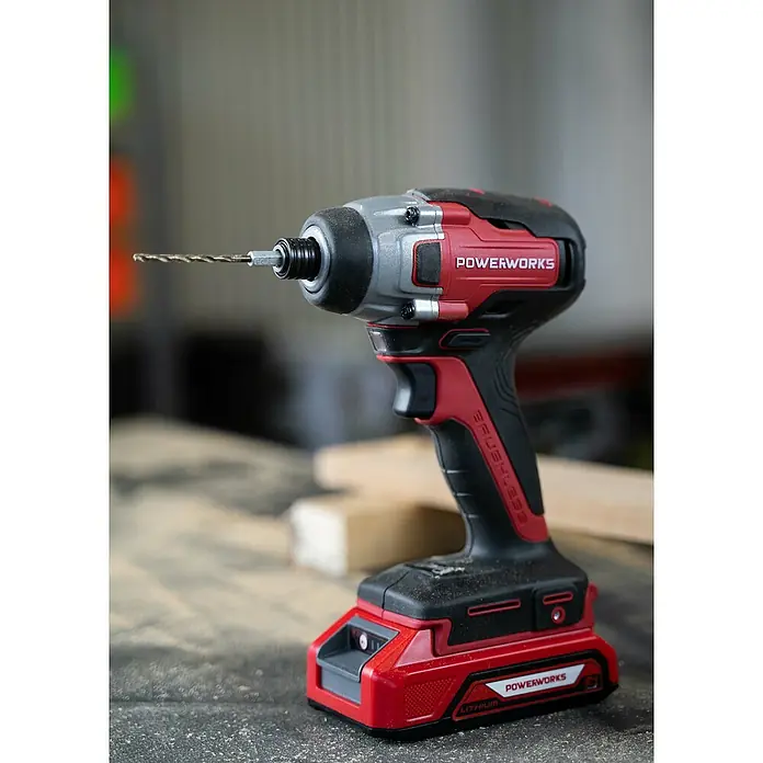Powerworks Akku-Schlagschrauber PD24ID3 - 24 V, Ohne Akku, 300 Nm - Nahaufnahme eines Akku-Schlagschraubers von Powerworks mit eingesetztem Bohrer auf einer Werkbank.