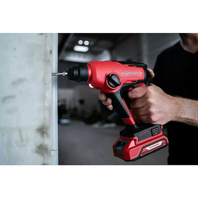 Powerworks Akku-Bohrhammer - 24 V, Ohne Akku, 1,2 J - Nahaufnahme eines Powerworks Akku-Bohrhammers beim Bohren in eine Oberfläche, gehalten von einer Person.
