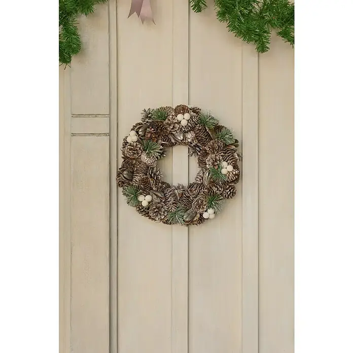 Dekokranz Zapfen, Schneekugeln, Holzsterne - Durchmesser: 33 cm - Weihnachtlicher Türkranz aus Tannenzapfen, weißen Beeren und grünen Zweigen auf einer hellen Holztür.